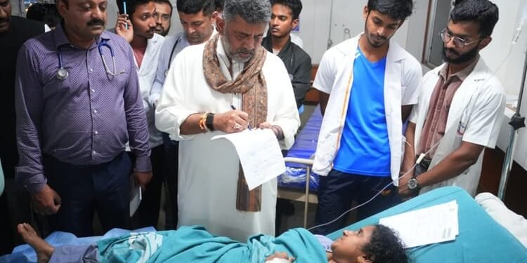 Karnataka: डिप्टी सीएम डीके शिवकुमार ने अस्पताल पहुंचकर घायलों से की मुलाकात; भारी बारिश के कारण ढही थी दीवार