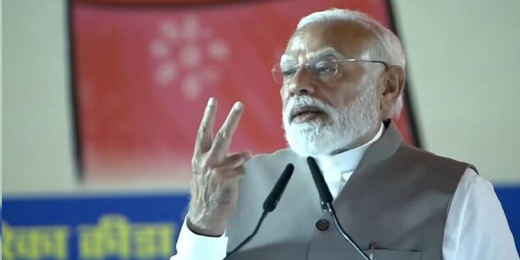PM Modi in Varanasi: पीएम मोदी ने भोजपुरी में महिलाओं को किया प्रणाम, बोले- दिव्य शक्तियों की भूमि है काशी