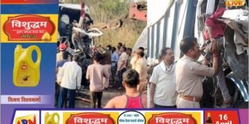 सोनभद्र में भीषण सड़क हादसा, पुलिस की तत्परता से चालक की बची जान