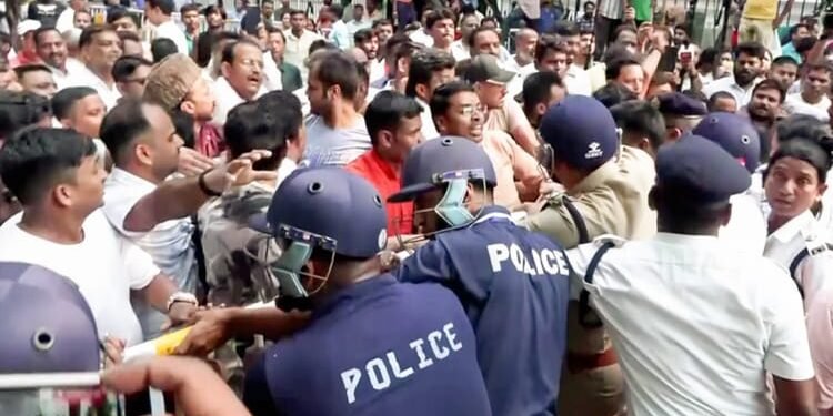 बंगाल का सियासी रण: पोलिंग बूथ पर खूनी संघर्ष, भाजपा-TMC कार्यकर्ता भिड़े, सुरक्षाबलों ने किया लाठीचार्ज