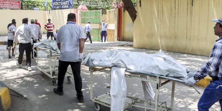 Delhi Fire: किसी का कंकाल तो किसी का पेट का हिस्सा ही बचा, पहचान भी कठिन; झुलसने से शवों की हालत हुई बेहद खराब