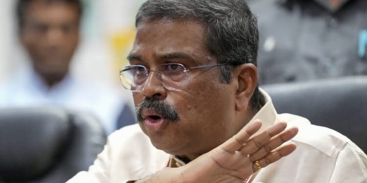 Politics: 'बंगाल में बंदूक की नोक पर लोकतंत्र', ममता के इस्तीफे से इनकार पर धर्मेंद्र प्रधान ने साधा निशाना
