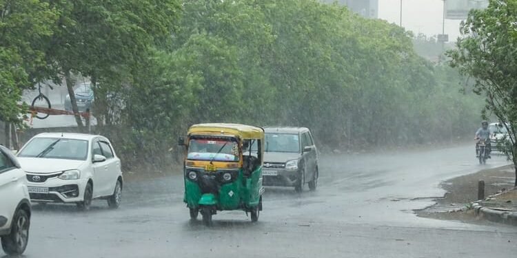 Weather: दिल्ली-UP समेत कई राज्यों में बारिश की संभावना, अगले दो दिनों के लिए यलो अलर्ट; जानें कैसा रहेगा मौसम