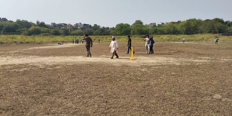 ऐसे होता है सरकारी पैसा बर्बाद: पूर्वी दिल्ली में वेलकम झील बनी क्रिकेट का मैदान, अब लोग लगाते हैं चौके-छक्के