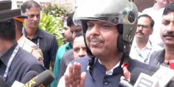 पीएम की अपील का असर: बाइक से विधान भवन पहुंचे सीएम फडणवीस, आंध्र प्रदेश के मंत्रियों ने छोटा किया काफिला