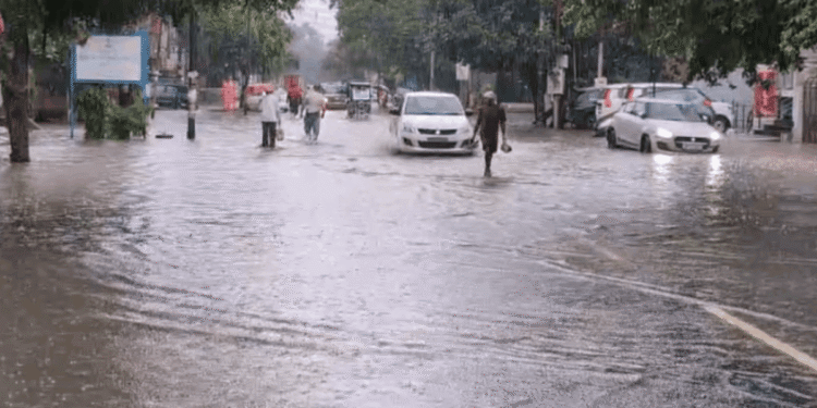Delhi NCR Weather Live: दिल्ली-एनसीआर में सभी जगह भरा पानी, सड़कों पर चलना मुश्किल; ट्रैफिक की थम गई रफ्तार