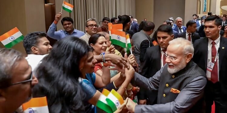 पीएम का ताशकंद दौरा LIVE: उज्बेकिस्तान में भारतवंशियों के बीच प्रधानमंत्री, बिखरे तिरंगे और संस्कृति के रंग