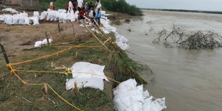 बिहार: मुंगेर में चेतावनी स्तर से 25 सेंटीमीटर ऊपर गंगा, नए इलाकों में फैला बाढ़ का पानी; कई रास्ते डूबे