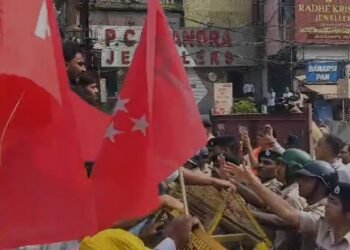 बिहार: पटना में एक बैरिकेड तोड़ आगे बढ़े AISA-RYA के प्रदर्शनकारी; डाकबंगला चौराहे की ओर आवाजाही प्रभावित